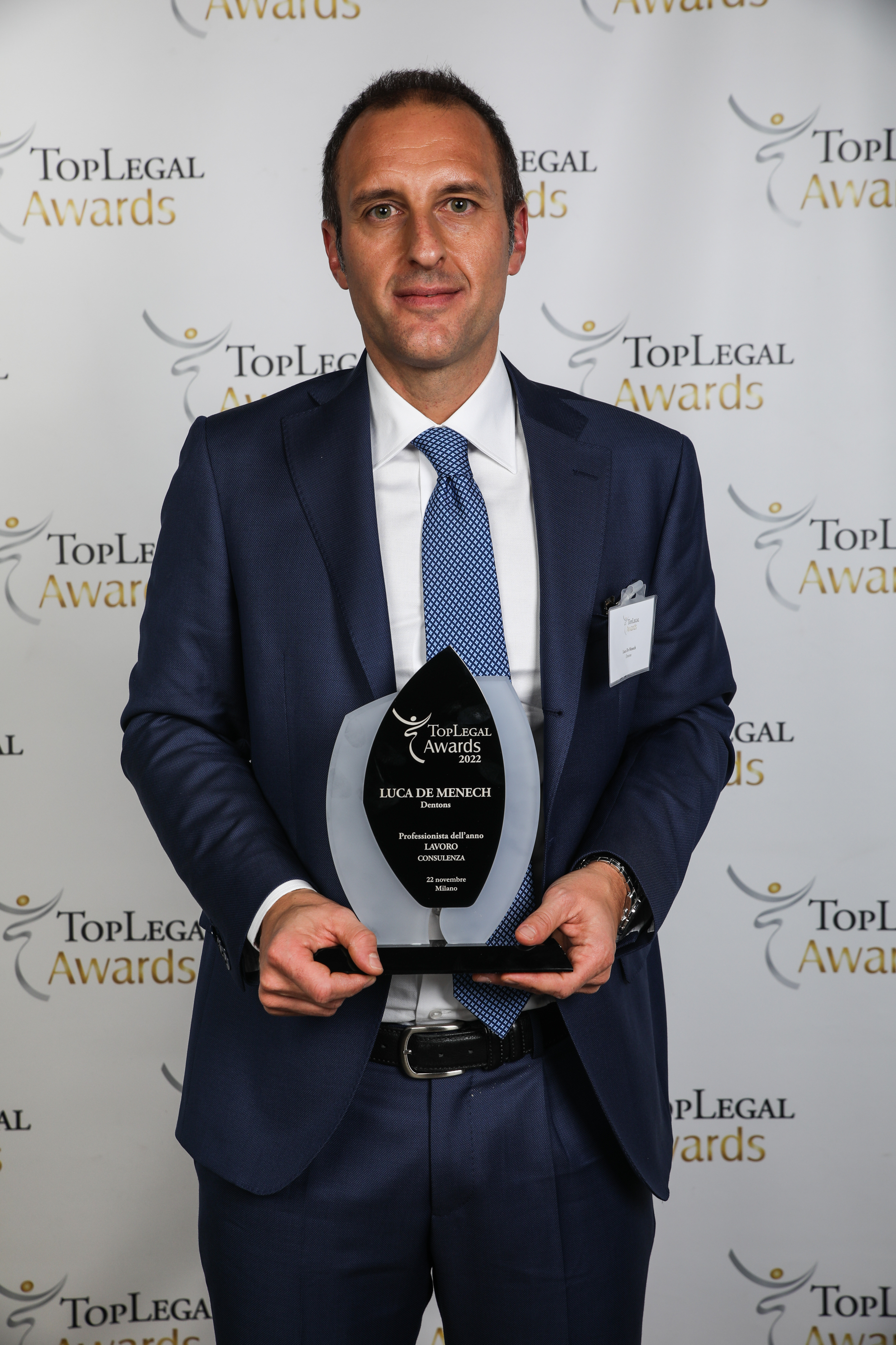 Luca De Menech holding an award