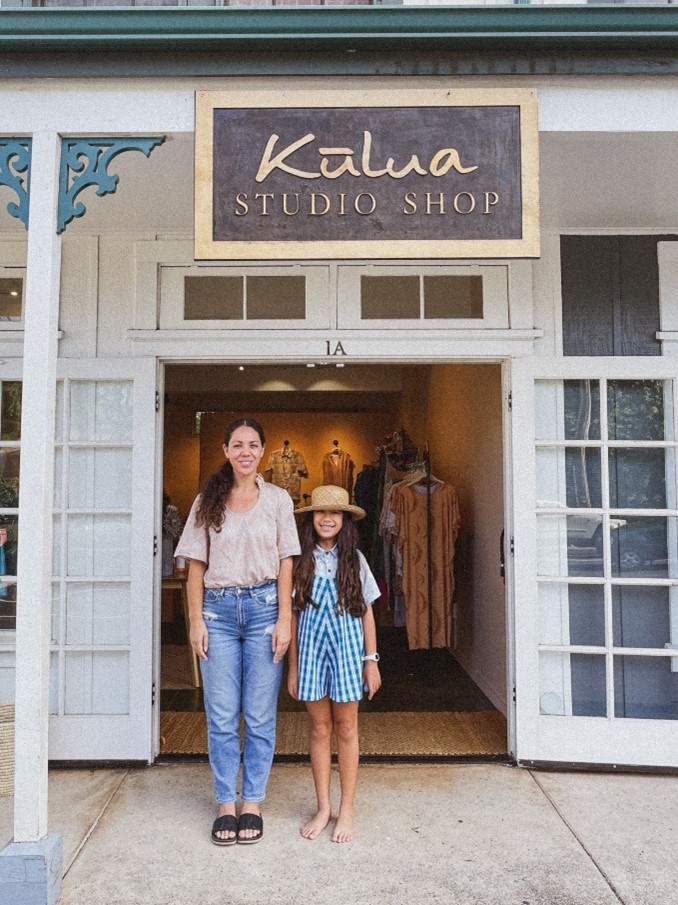 Anna Kahalekulu and her daughter in front of her Studio Shop.